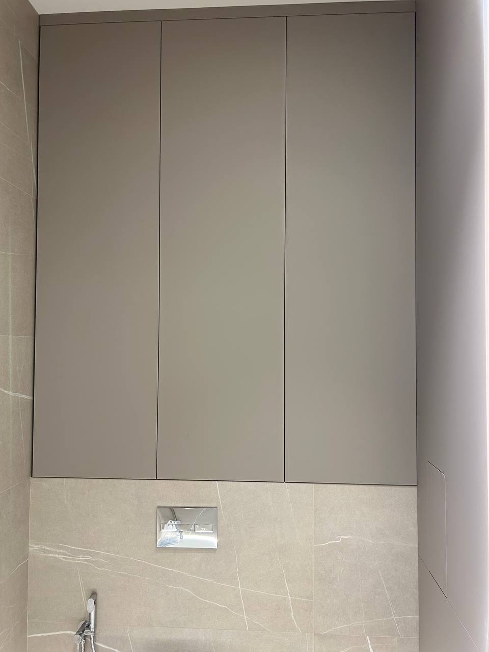 Шкаф над инсталляцией в санузел - фото