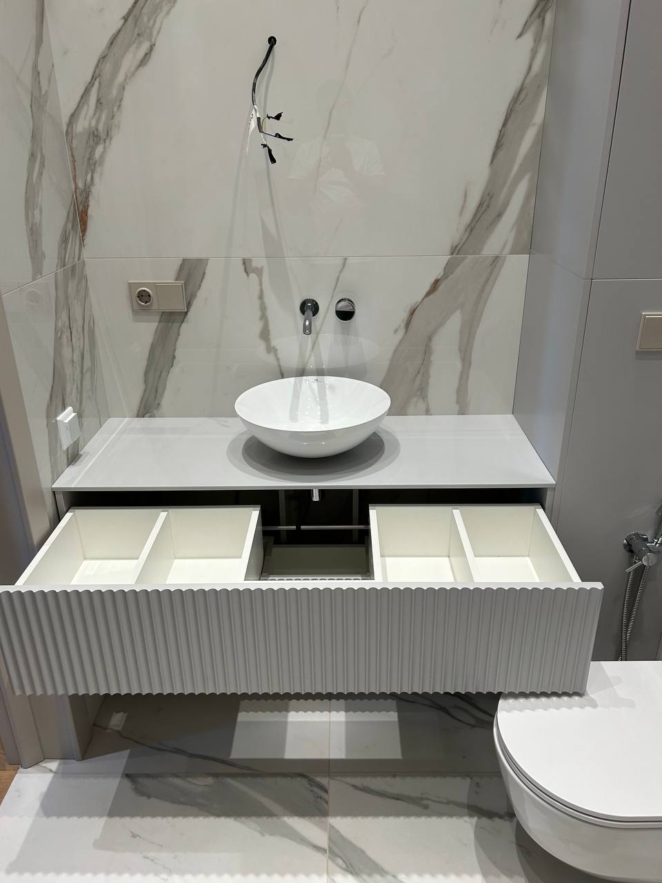 Современная мебель для туалетной комнаты с влагостойкими шкафами и подвесной тумбой, фото - 1