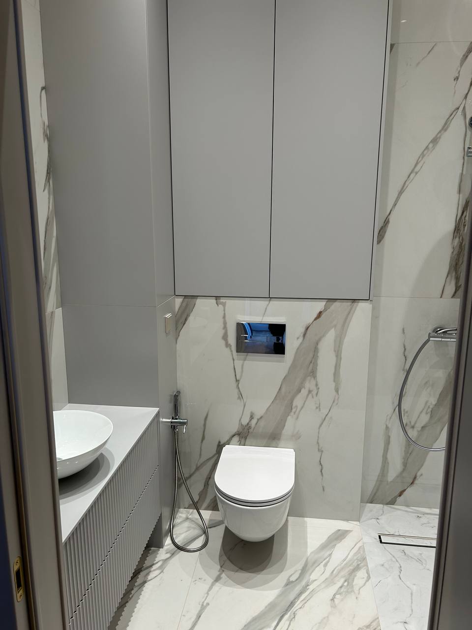 Современная мебель для туалетной комнаты с влагостойкими шкафами и подвесной тумбой, фото - 2