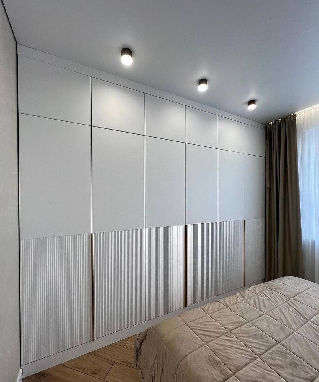 Белый распашной шкаф с фрезеровкой в современном стиле - фото