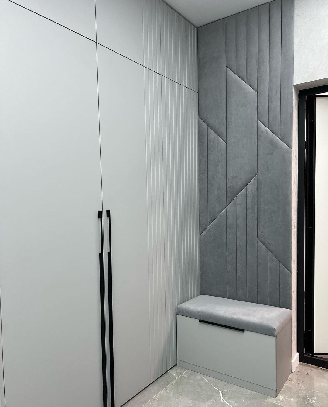 Шкаф в прихожую с обувницей и мягкой стеновой панелью, фото - 1