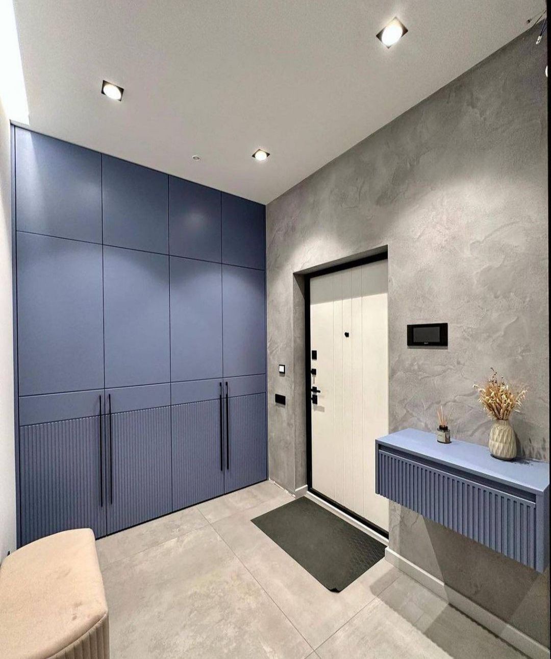 Распашной шкаф и консоль в синем цвете в прихожую - фото