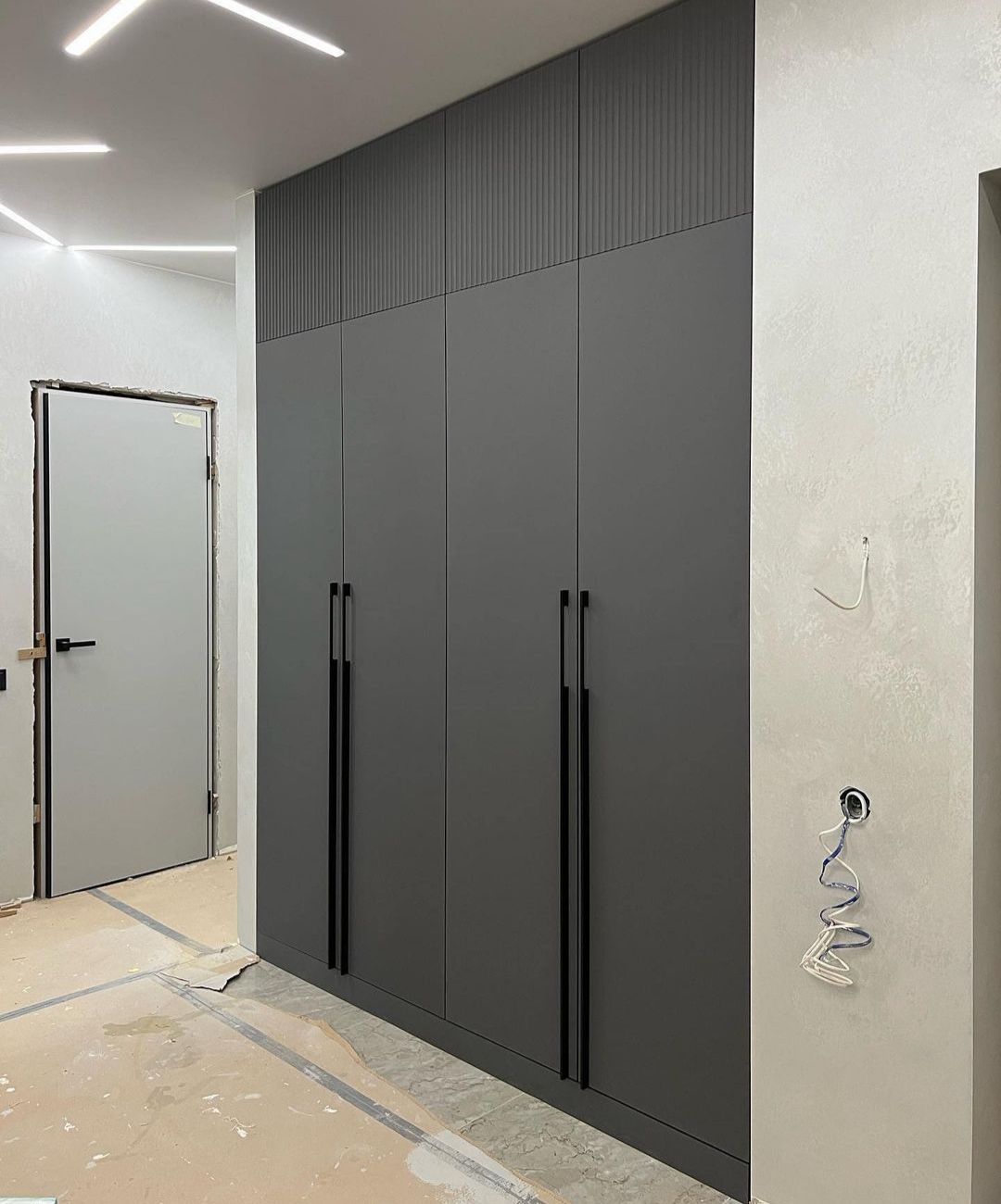 Шкаф распашной с фрезеровкой в современном стиле в прихожую - фото