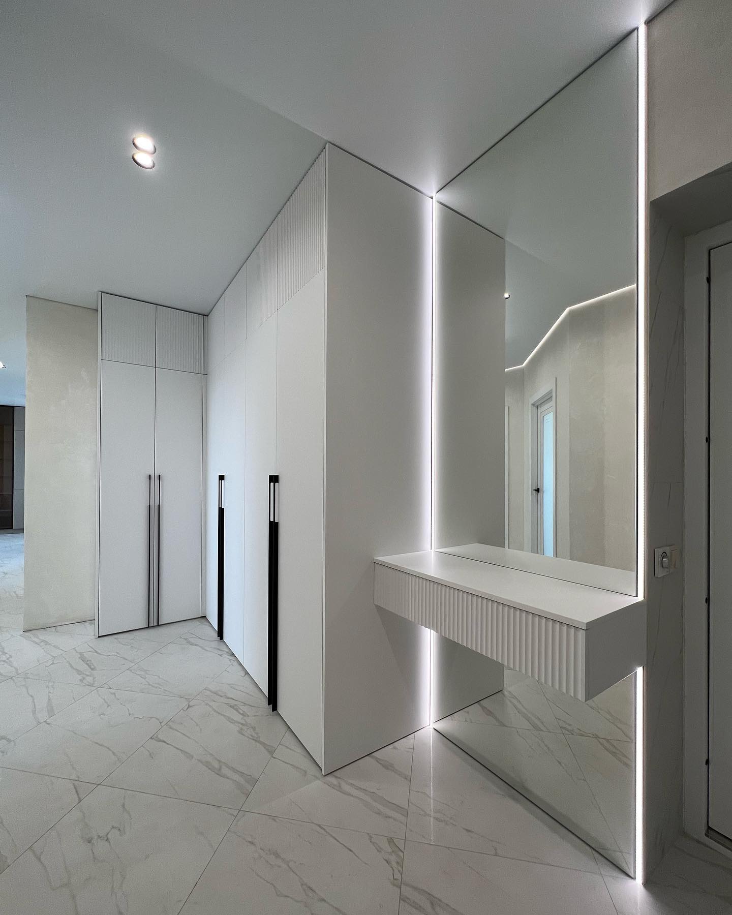 Распашной шкаф и консоль-зеркало с подсветкой в прихожую, фото - 2