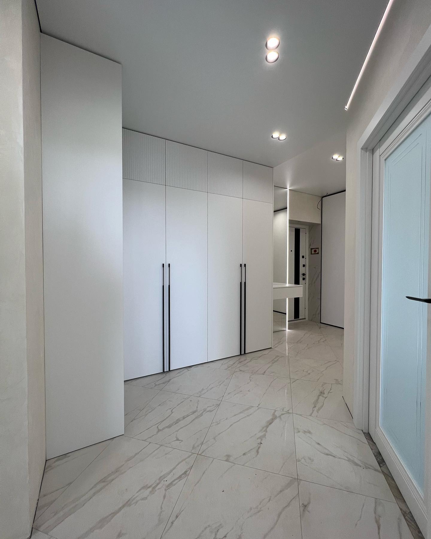 Распашной шкаф и консоль-зеркало с подсветкой в прихожую, фото - 1