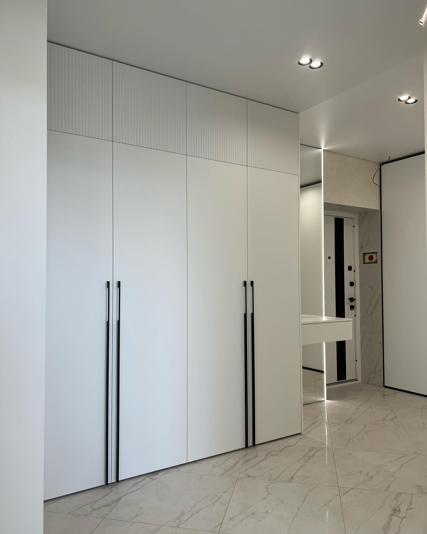 Распашной шкаф и консоль-зеркало с подсветкой в прихожую - фото