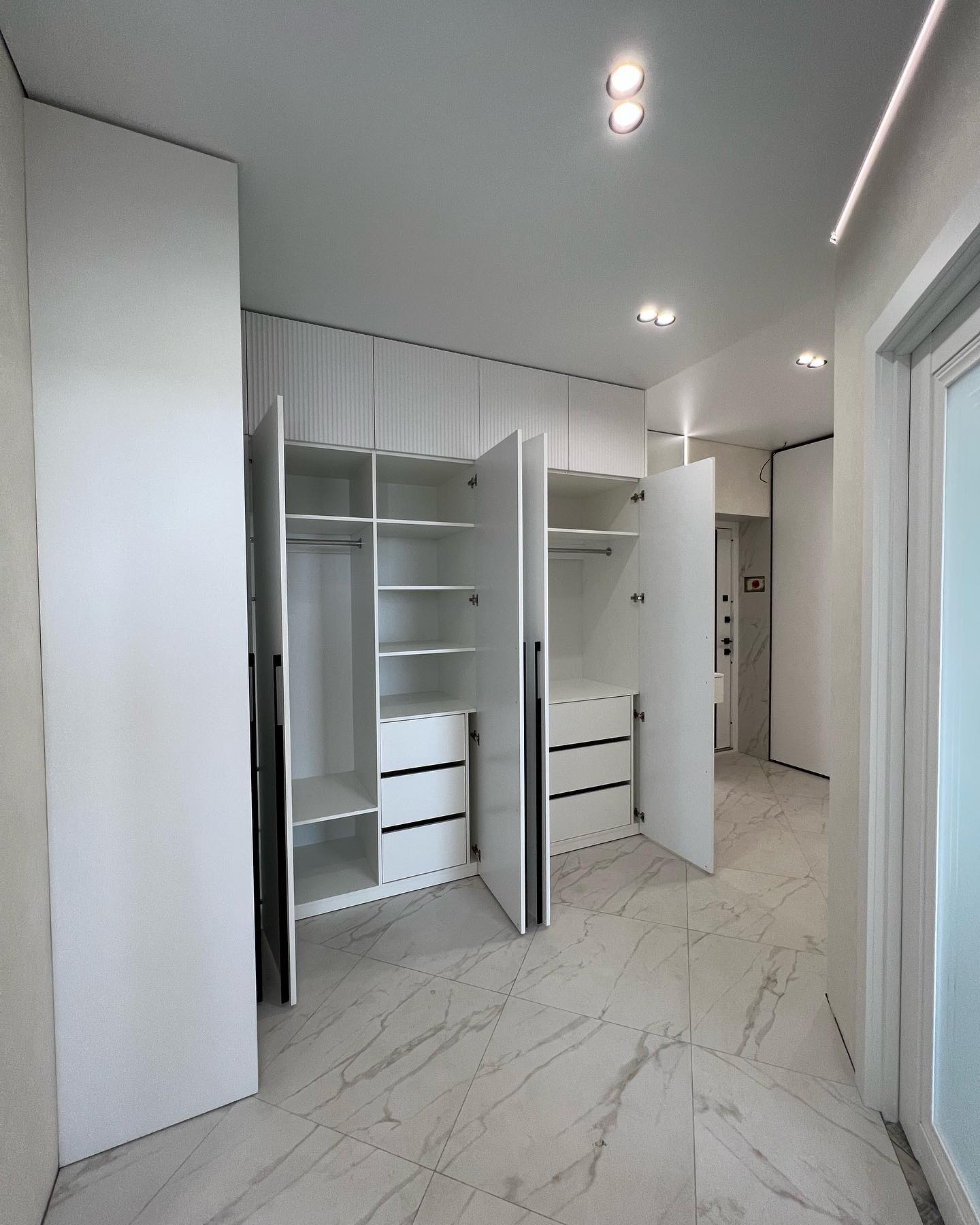 Распашной шкаф и консоль-зеркало с подсветкой в прихожую, фото - 3