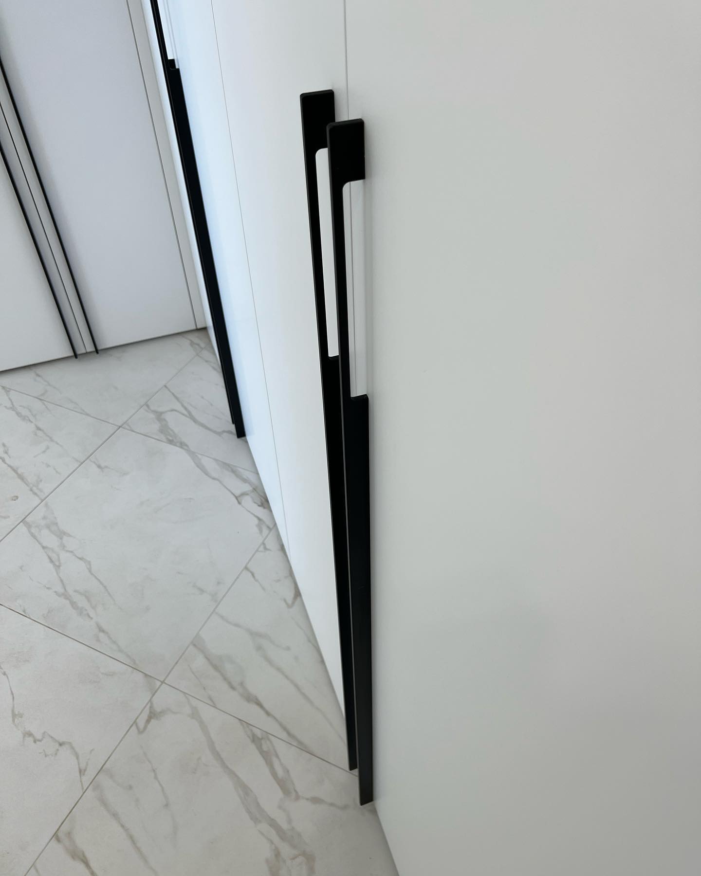 Распашной шкаф и консоль-зеркало с подсветкой в прихожую, фото - 4