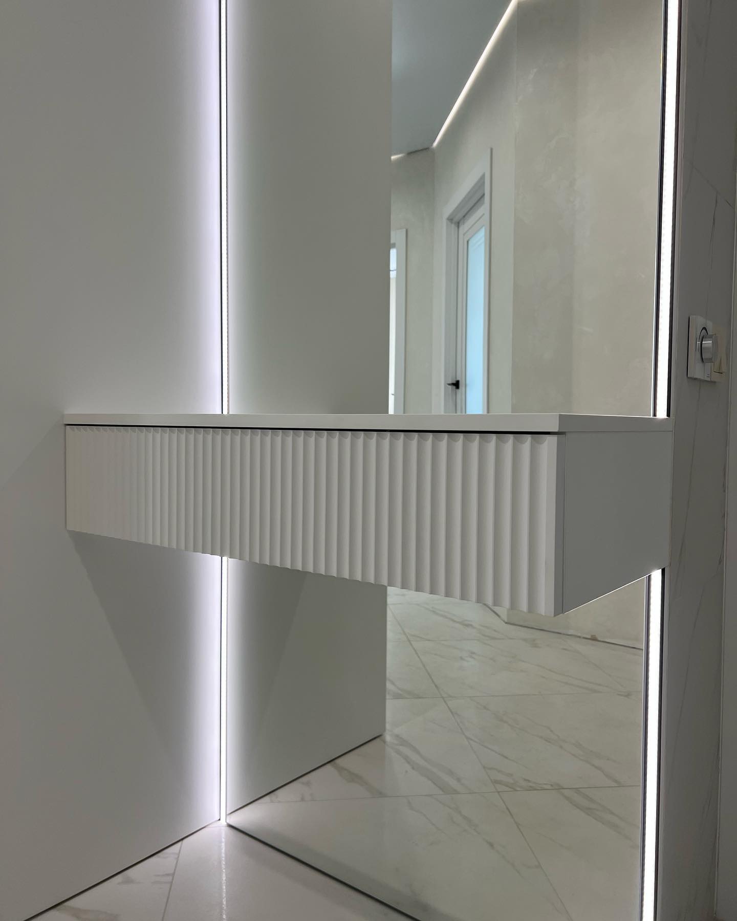 Распашной шкаф и консоль-зеркало с подсветкой в прихожую, фото - 5