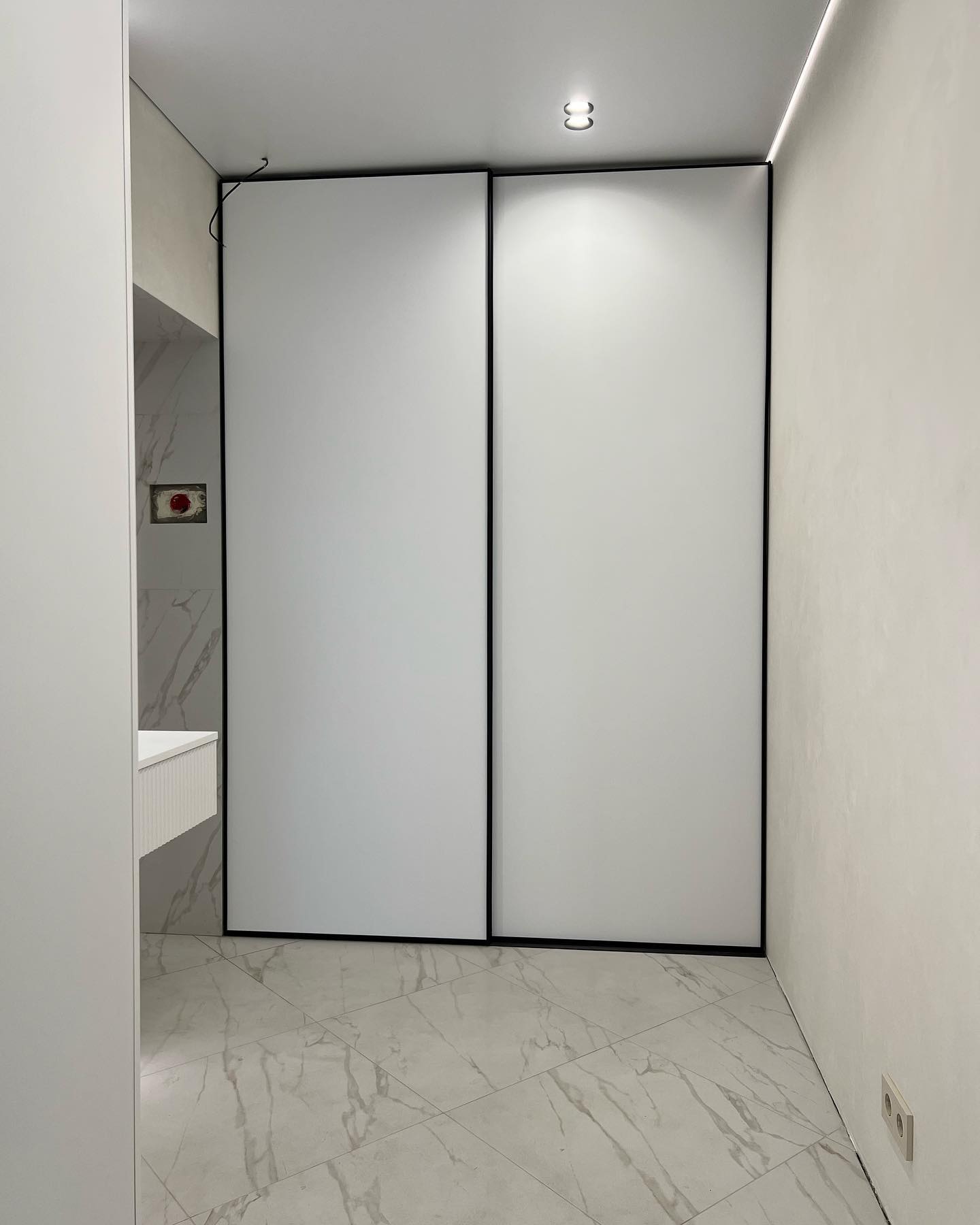 Шкаф-купе в светлых оттенках с профилем в черном цвете - фото