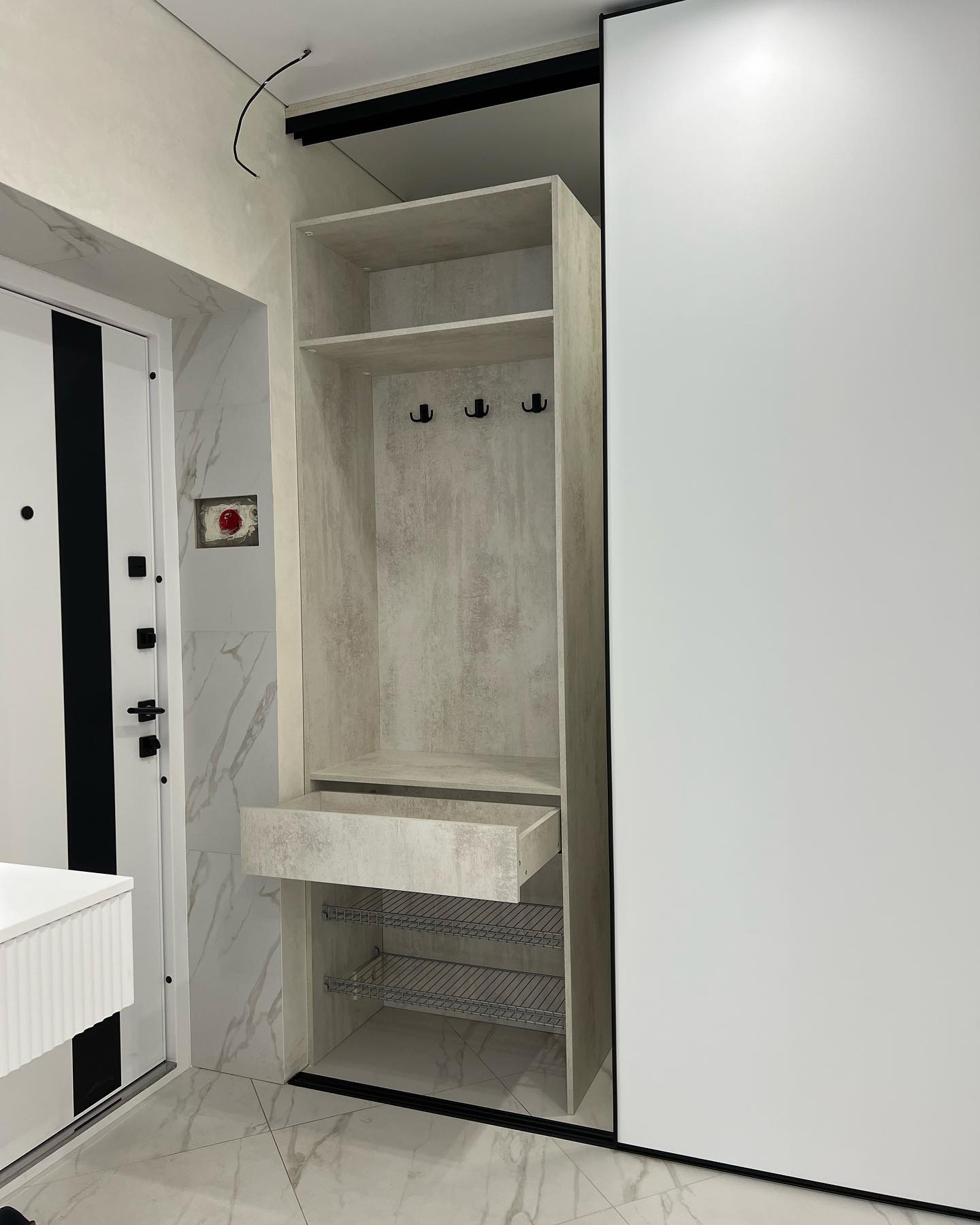 Шкаф-купе в светлых оттенках с профилем в черном цвете, фото - 1