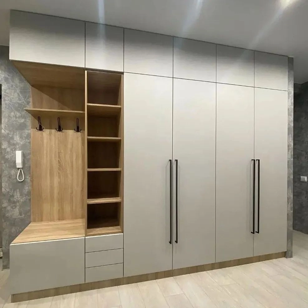 Белый шкаф в прихожую со вставками под дерево - фото