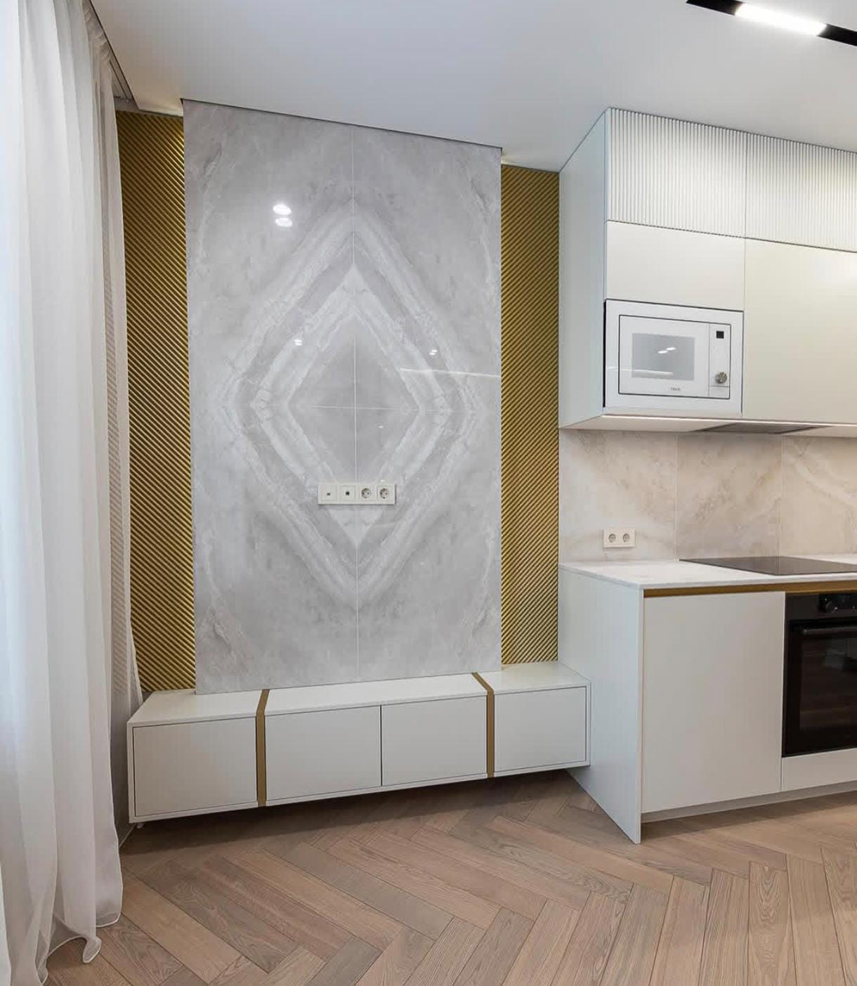 Белая ТВ-зона со стеновой панелью и тумбой с выдвижными ящиками - фото