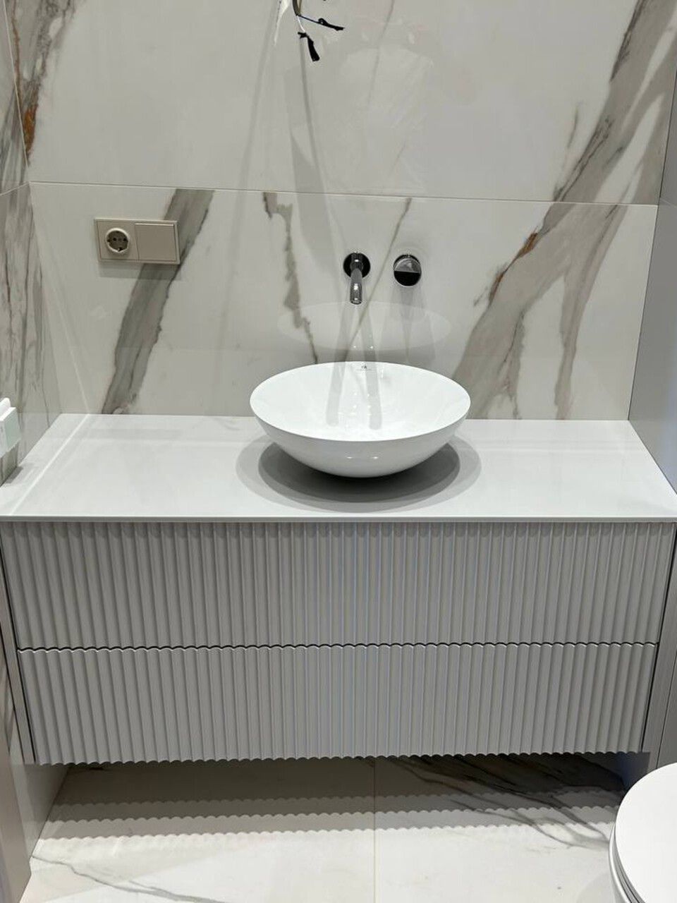 Современная мебель для туалетной комнаты с влагостойкими шкафами и подвесной тумбой - фото