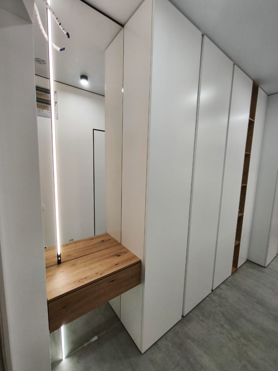 Зеркало с подсветкой и консолью в прихожую - фото