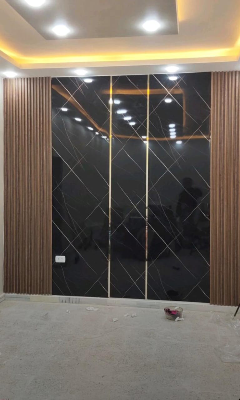 Стеновая панель в спальню с золотистыми вставками - фото