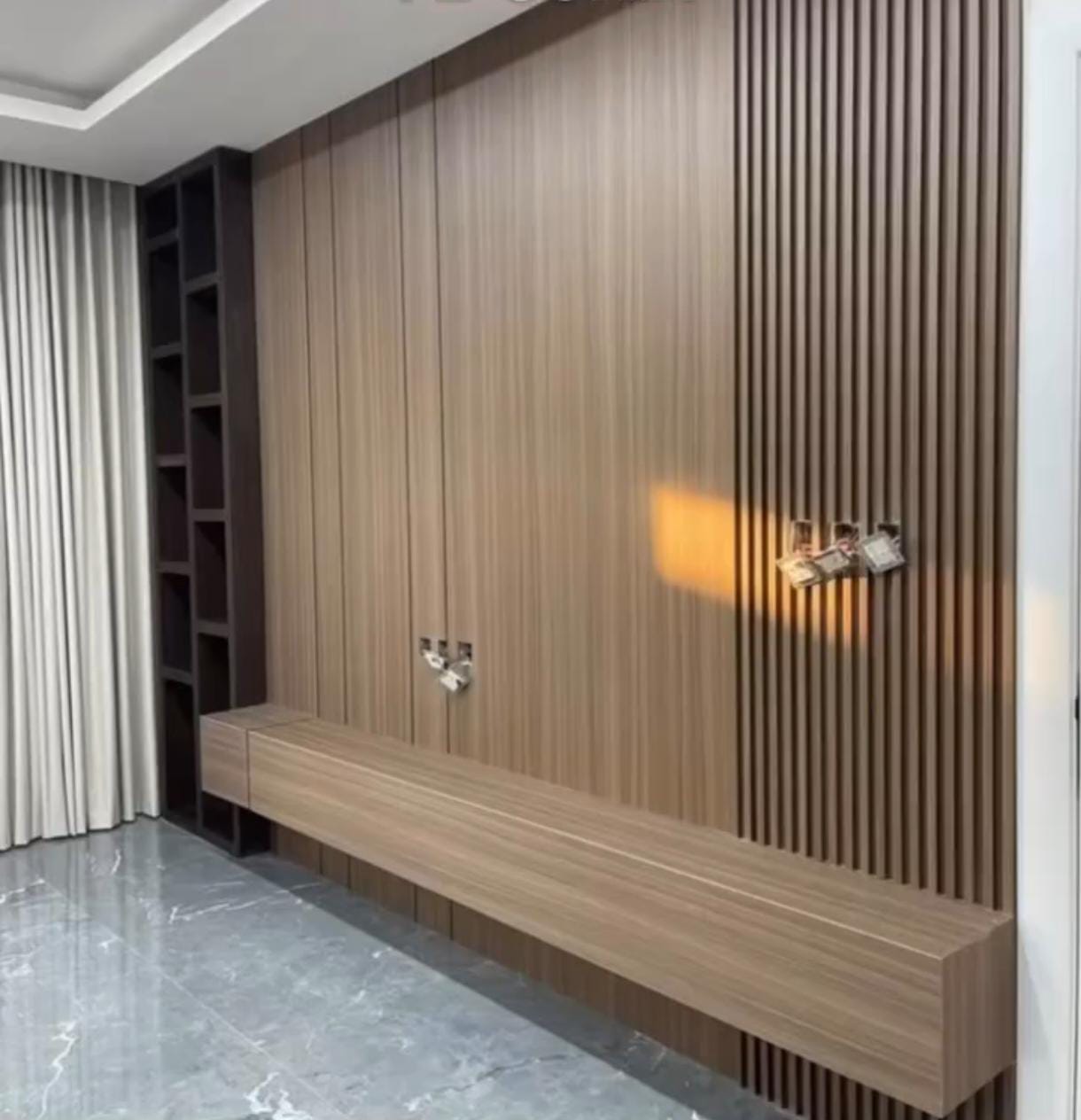 ТВ-зона с подвесной тумбой и стеллажом, фото - 0