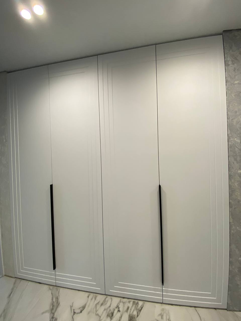 Белый распашной шкаф с фрезеровкой в стиле неоклассика - фото