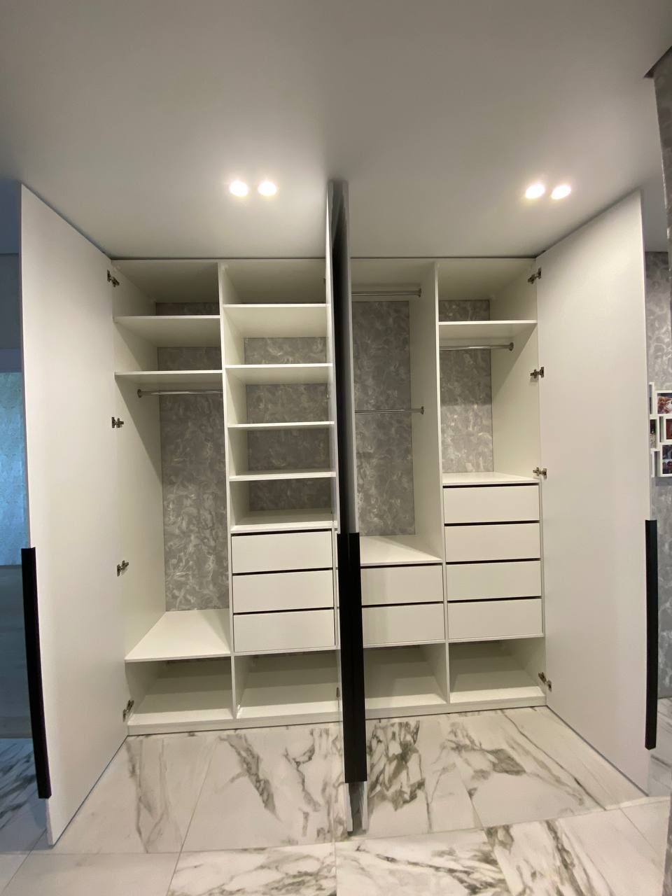 Белый распашной шкаф с фрезеровкой в стиле неоклассика, фото - 1