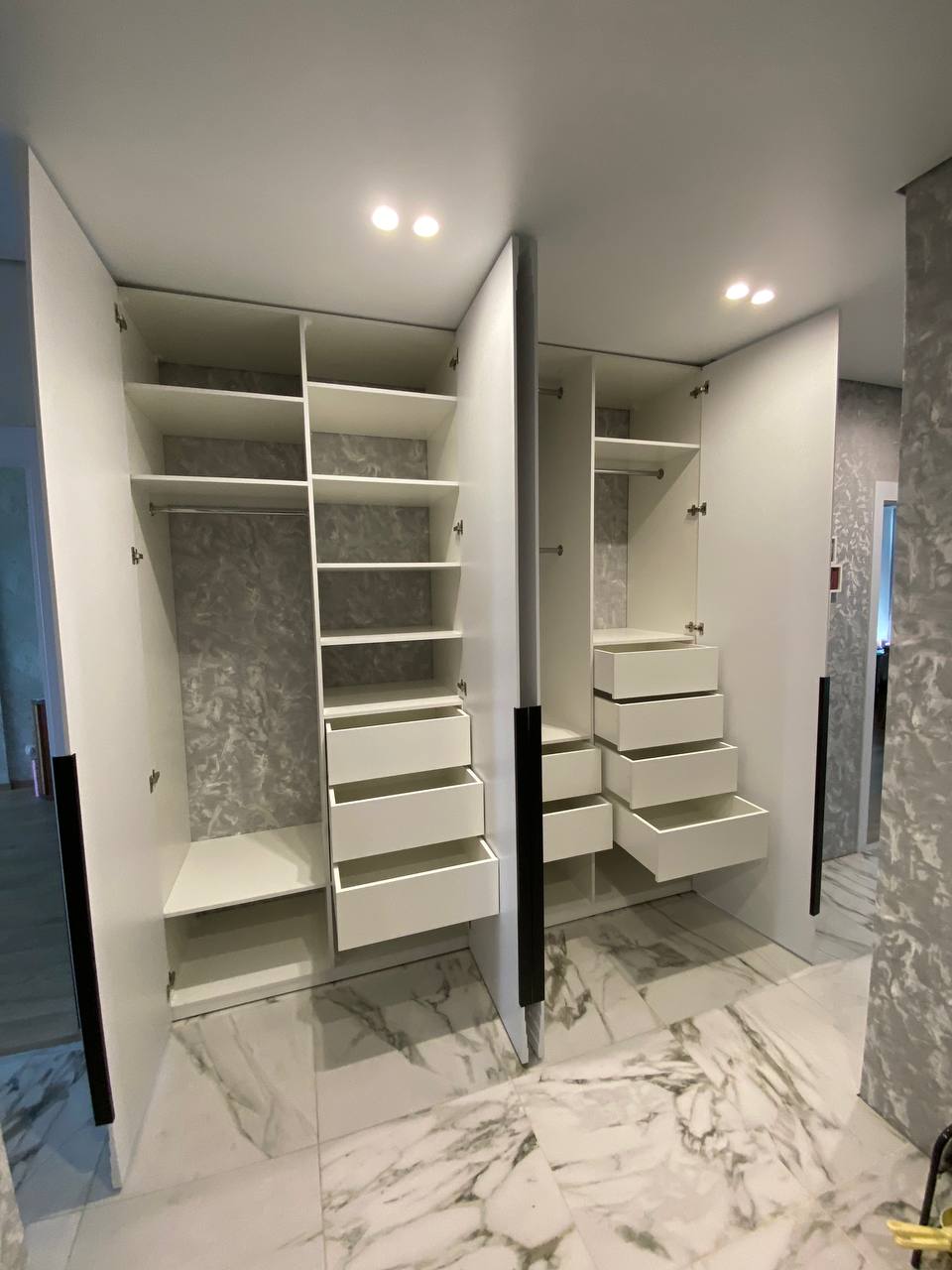 Белый распашной шкаф с фрезеровкой в стиле неоклассика, фото - 2