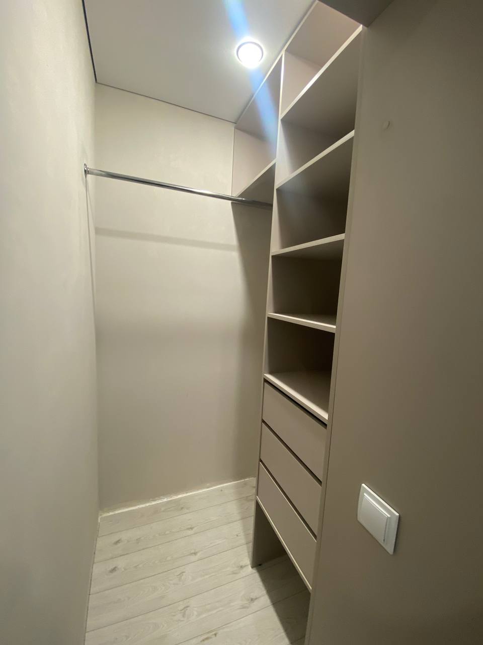 Вместительный шкаф-гардеробная для квартиры 10 кв.м., фото - 1