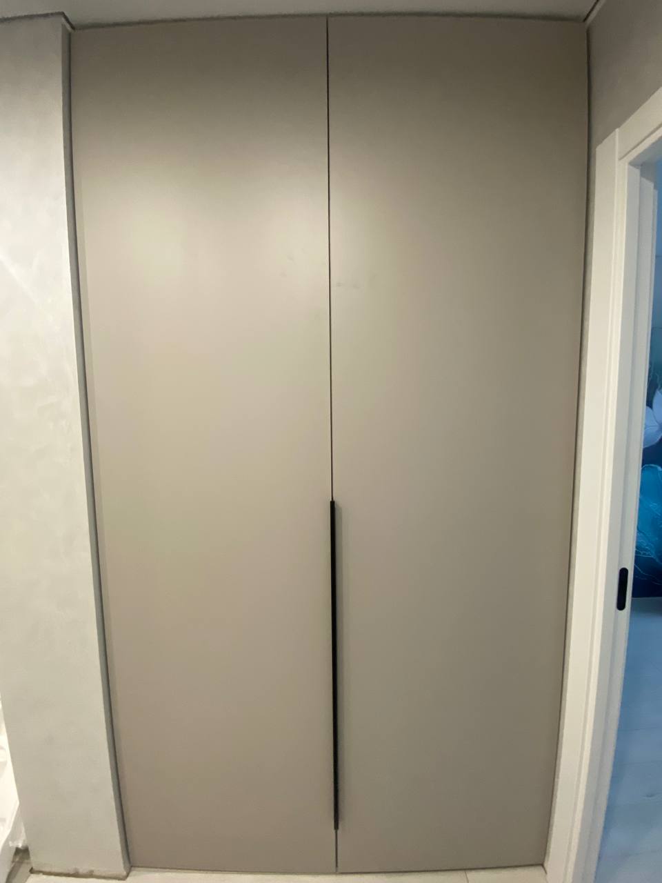 Вместительный шкаф-гардеробная для квартиры 10 кв.м. - фото