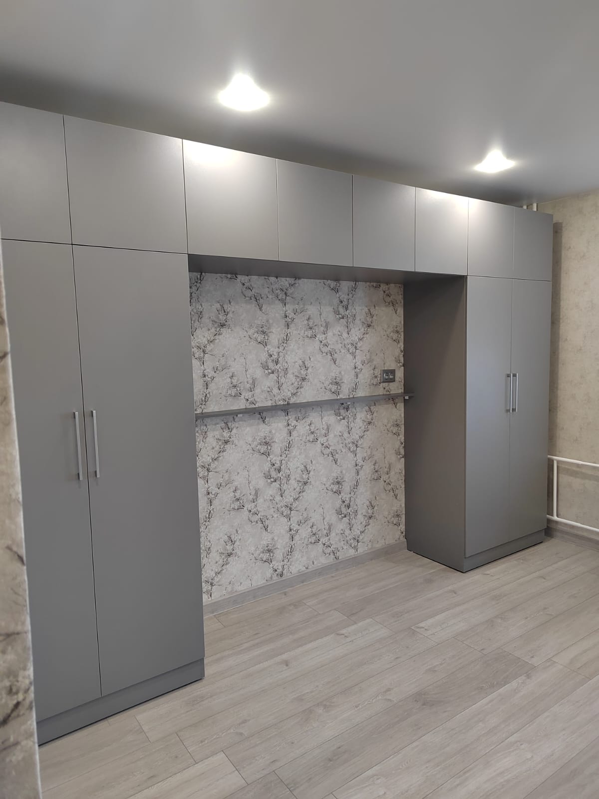 Шкаф распашной с антресолями - фото