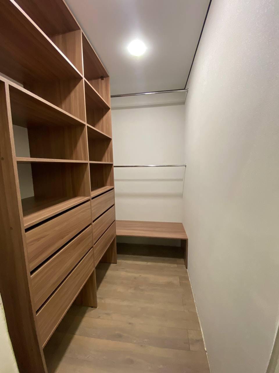 Многофункциональная угловая гардеробная - фото