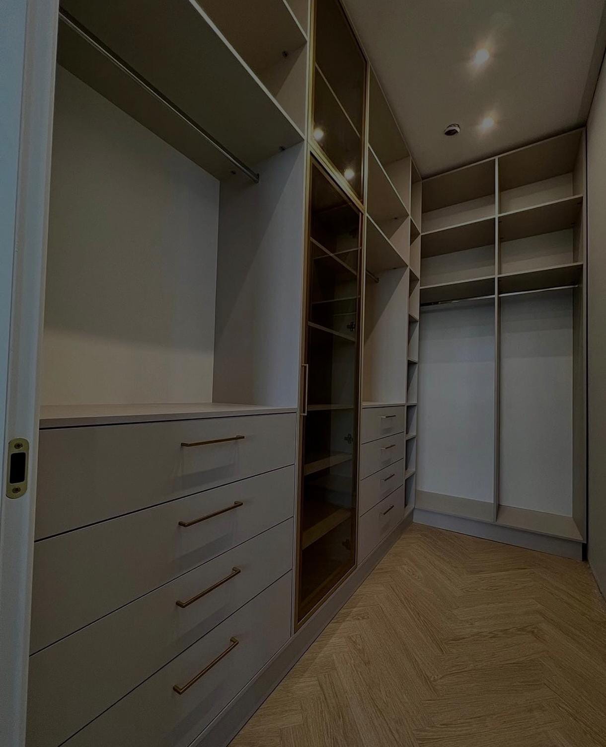 Гардеробная комната с комбинированной системой хранения - фото