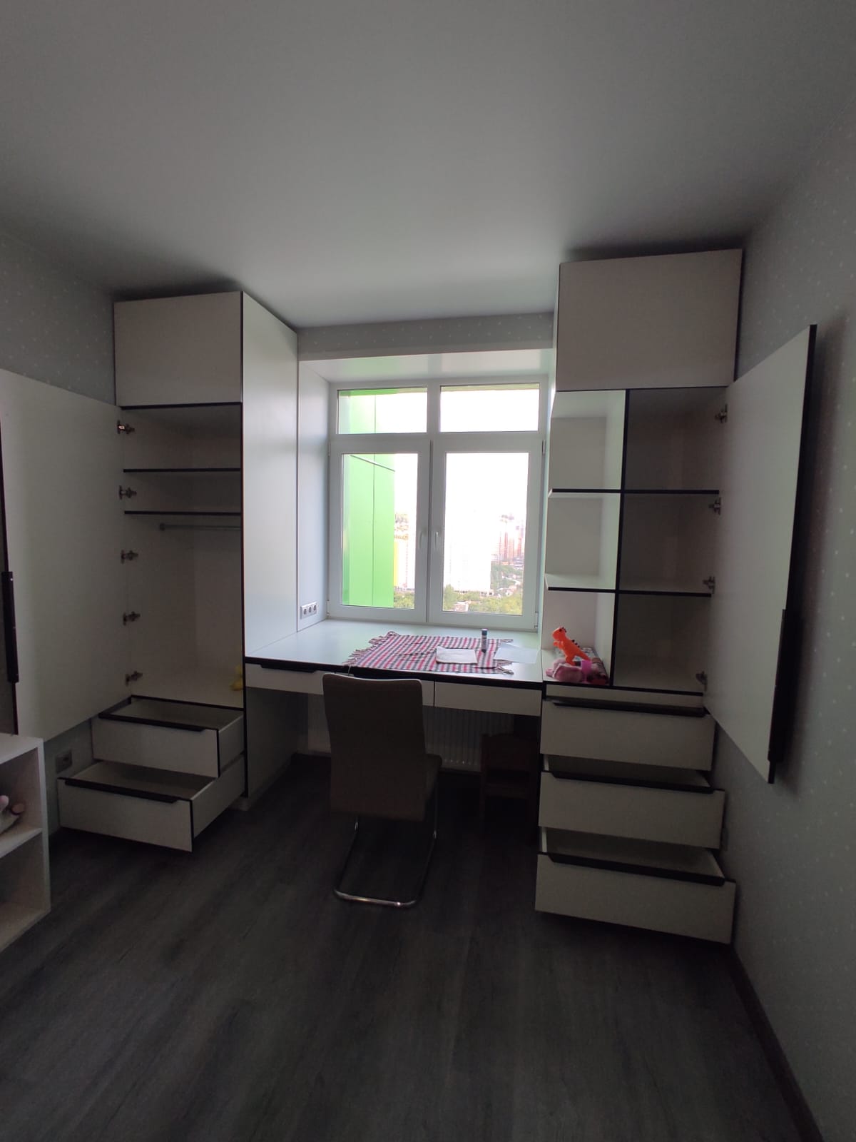 Универсальный комплект мебели в детскую комнату - фото