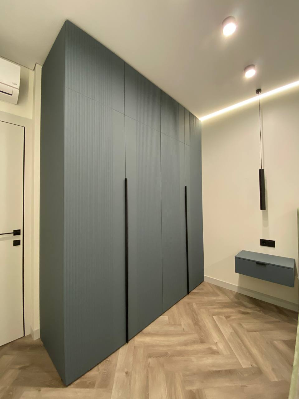 Синий распашной шкаф с фрезеровкой в современном стиле - фото