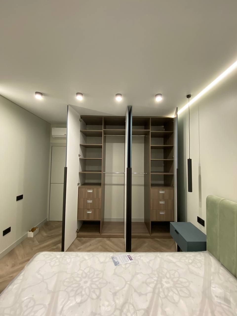 Синий распашной шкаф с фрезеровкой в современном стиле, фото - 1