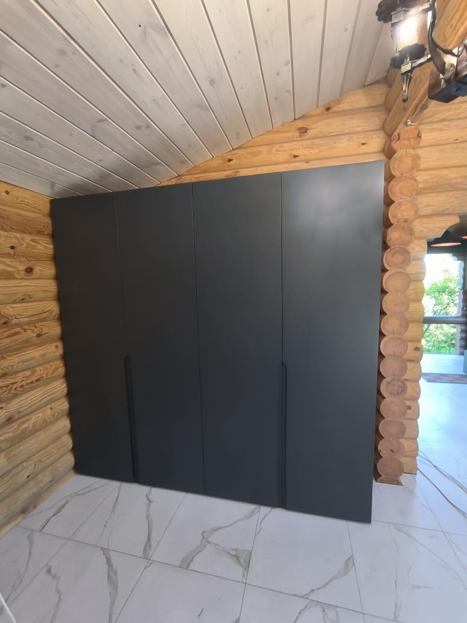 Шкаф распашной в частный дом - фото