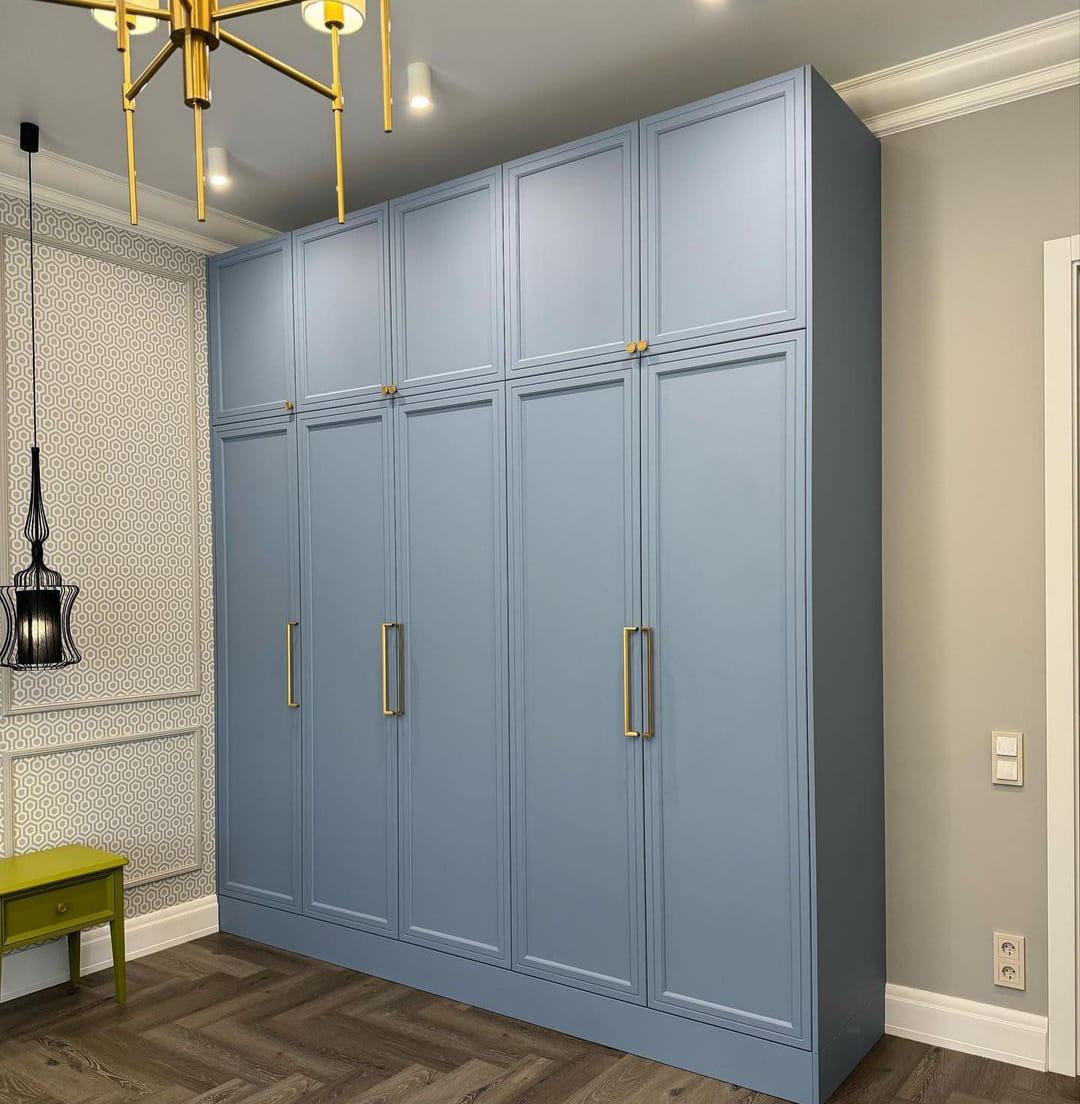 Шкаф распашной с фрезеровкой в стиле неоклассика - фото