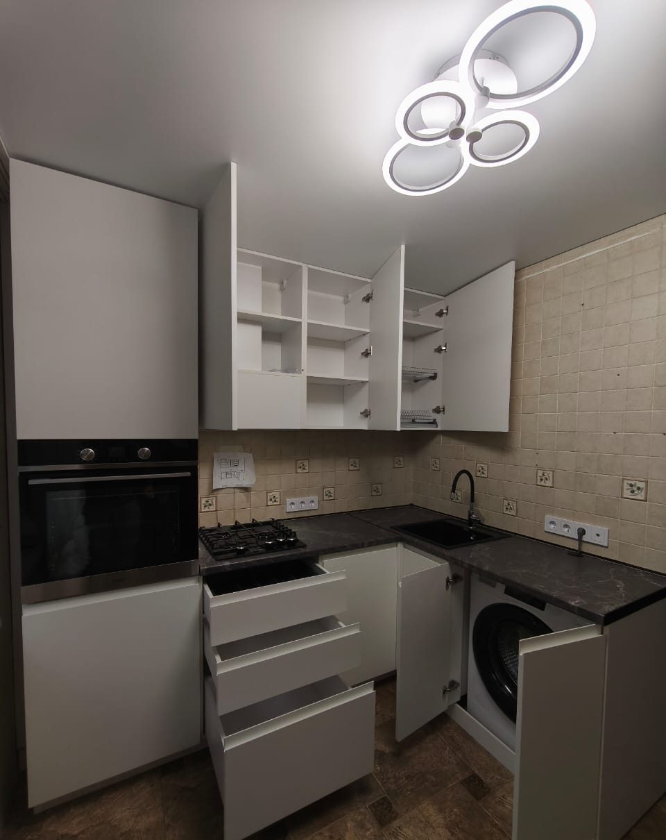 Угловая кухня для маленькой квартиры с интеграцией кухонных и бытовых приборов, фото - 1