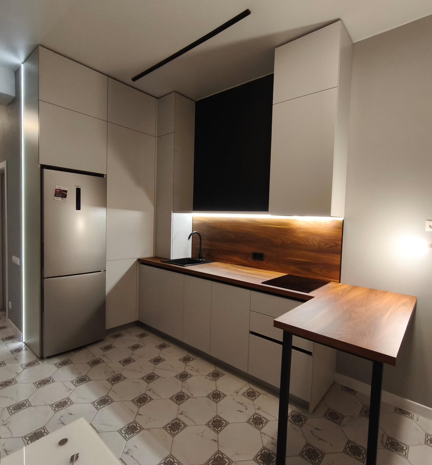 Белая угловая кухня для квартиры-студии - фото