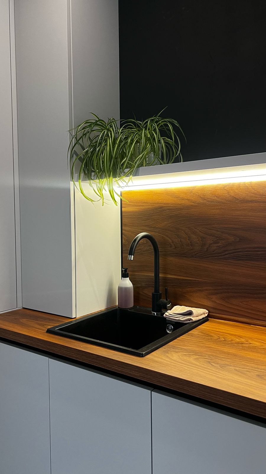 Белая угловая кухня для квартиры-студии, фото - 3