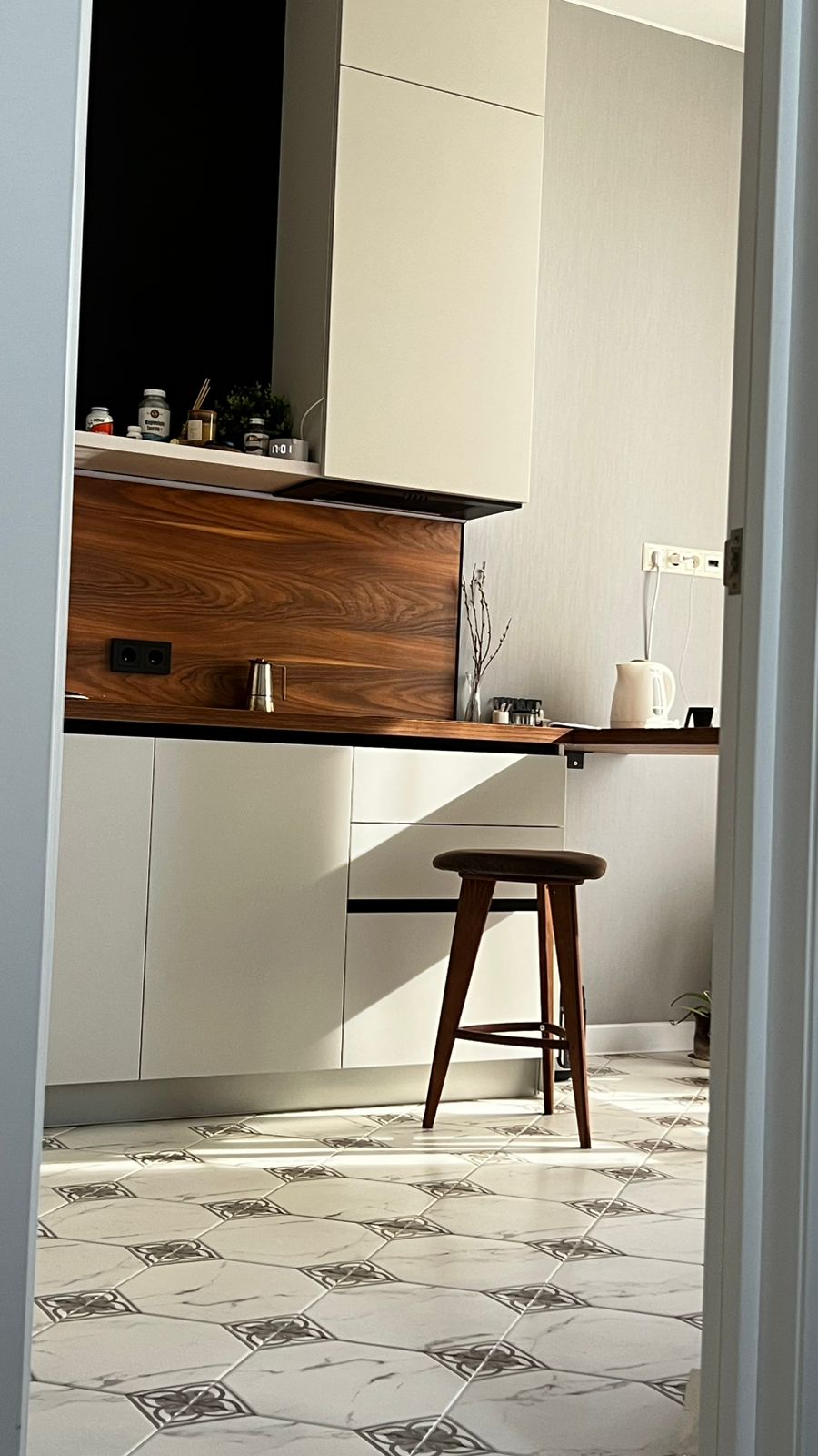 Белая угловая кухня для квартиры-студии, фото - 4