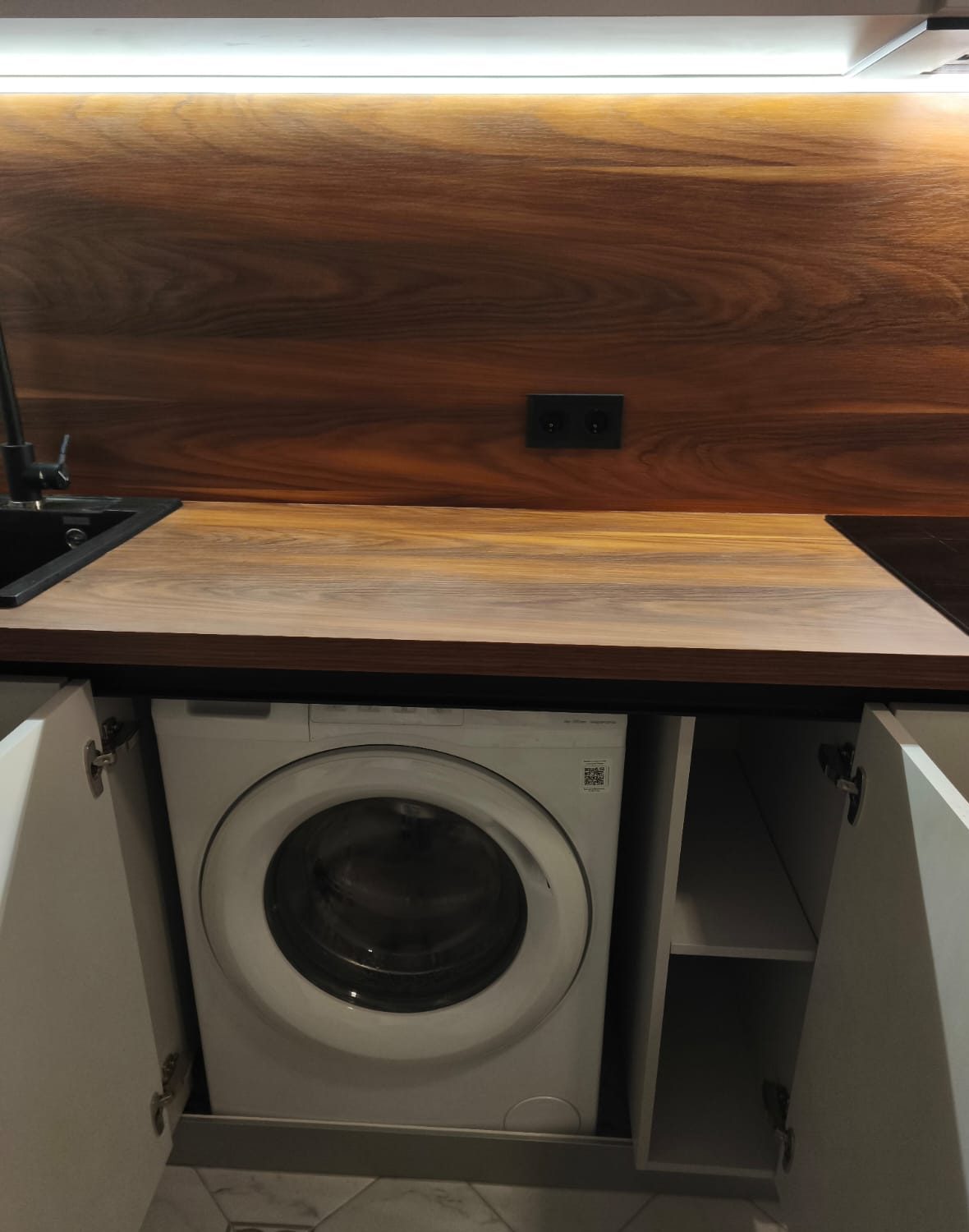 Белая угловая кухня для квартиры-студии, фото - 1