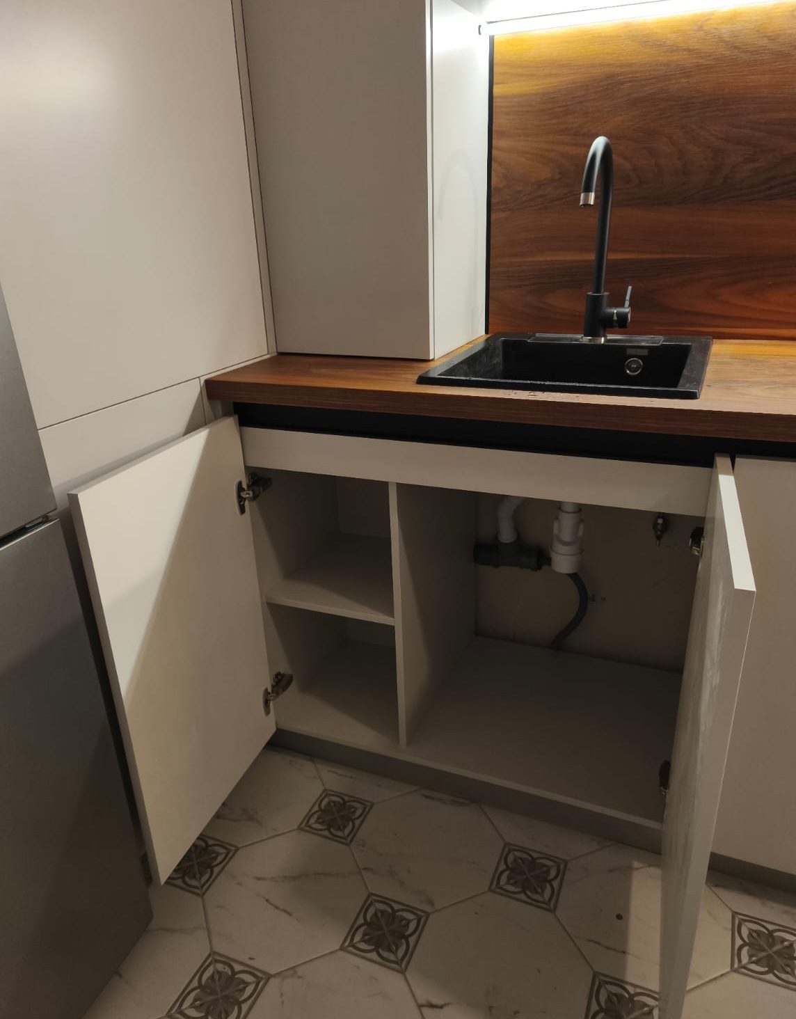 Белая угловая кухня для квартиры-студии, фото - 2