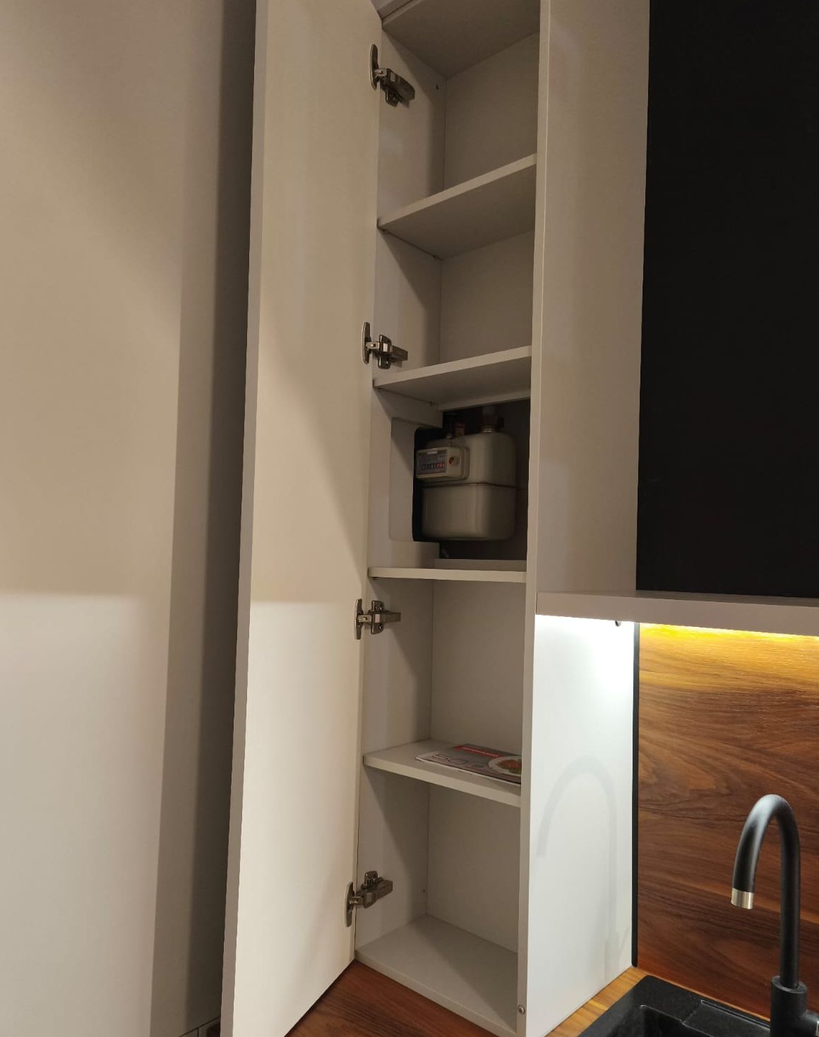 Белая угловая кухня для квартиры-студии, фото - 5