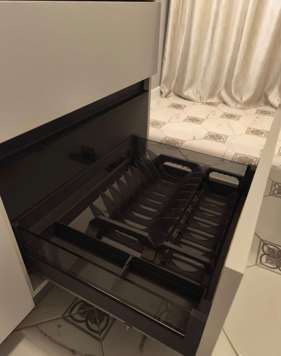 Белая угловая кухня для квартиры-студии, фото - 6