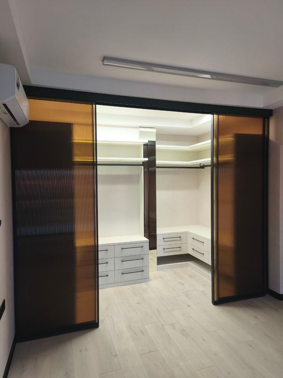 Гардеробная в мастер-спальне с подсветкой, фото - 3