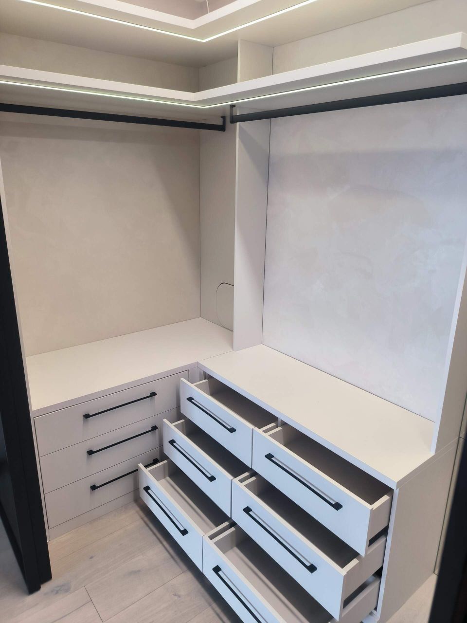 Гардеробная в мастер-спальне с подсветкой, фото - 5