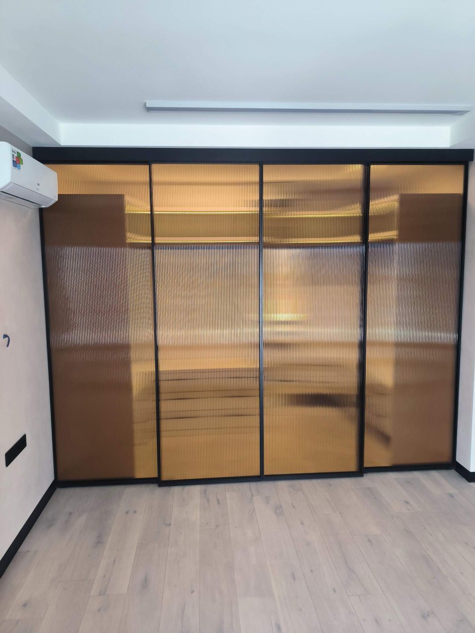 Гардеробная в мастер-спальне с подсветкой, фото - 4