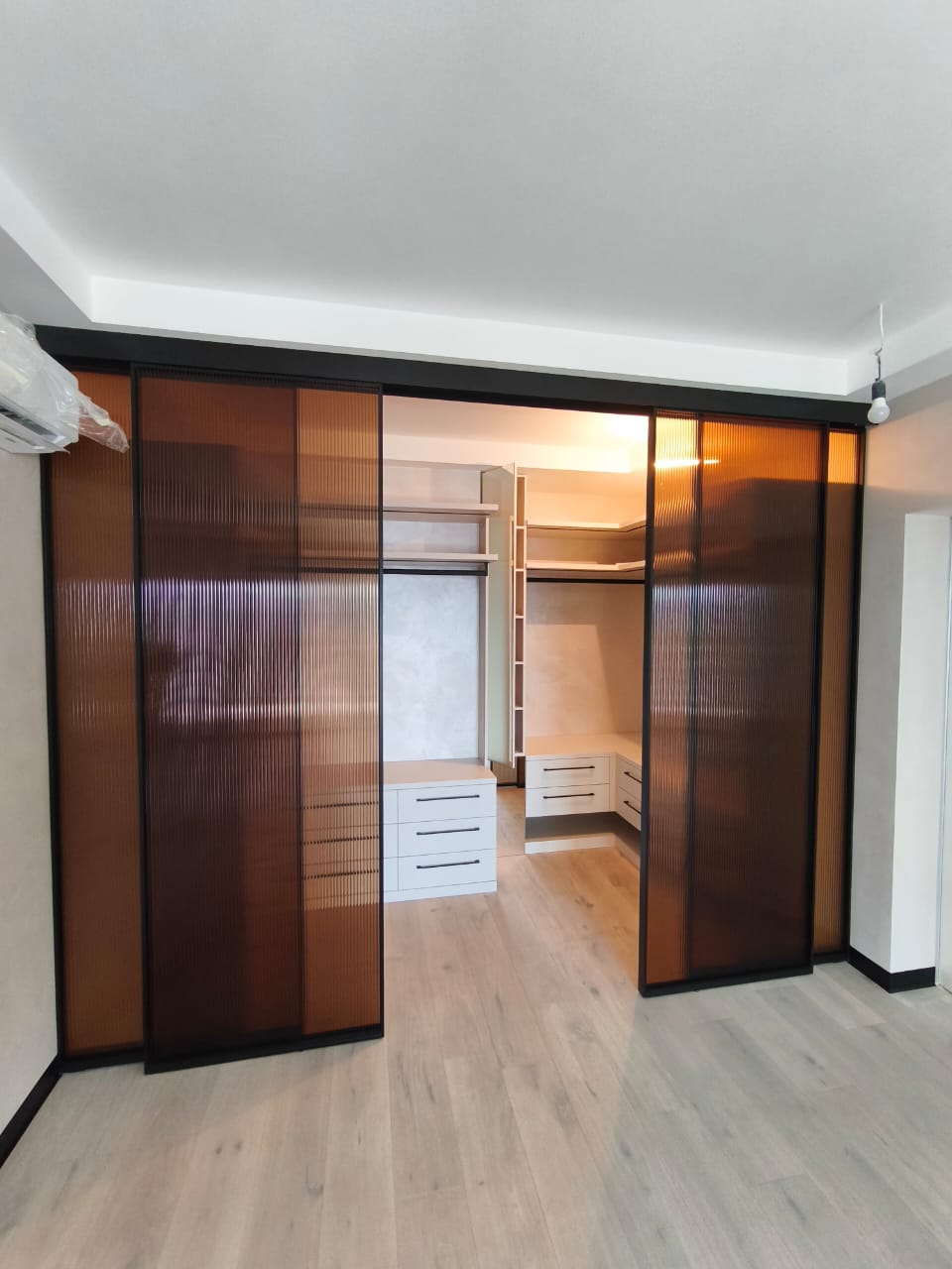 Гардеробная в мастер-спальне с подсветкой - фото