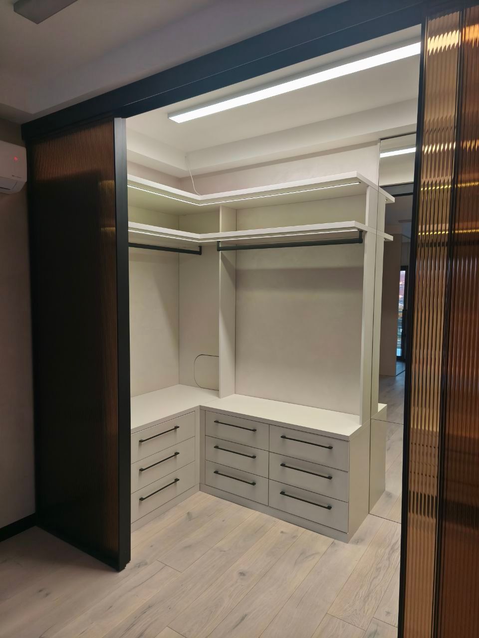 Гардеробная в мастер-спальне с подсветкой, фото - 2