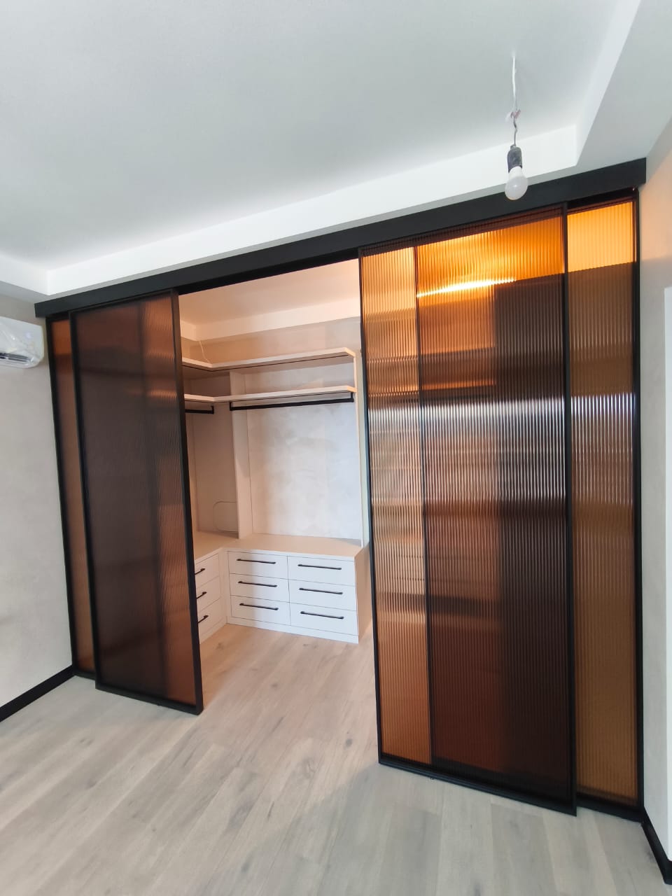 Гардеробная в мастер-спальне с подсветкой, фото - 1