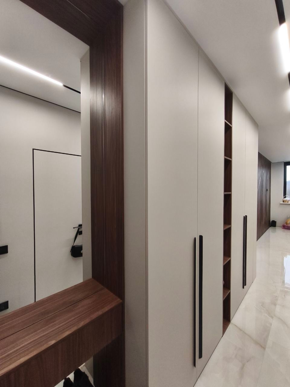 Комплект мебели для прихожей в цвете «Фарфоровый оникс», ЖК «Кислород» - фото