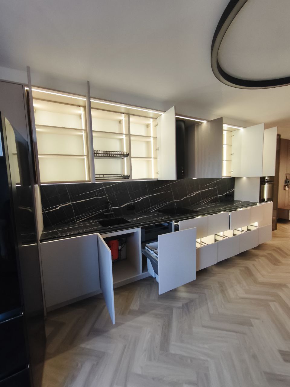 Кухня 6 м в черно-белом цвете, фото - 7